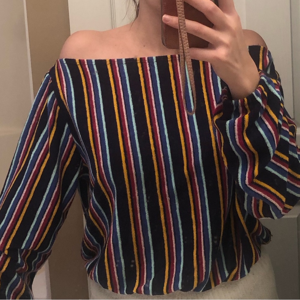 Off the shoulder Womens or teens semi cropped sweater. Size M. Forever 21 brand.